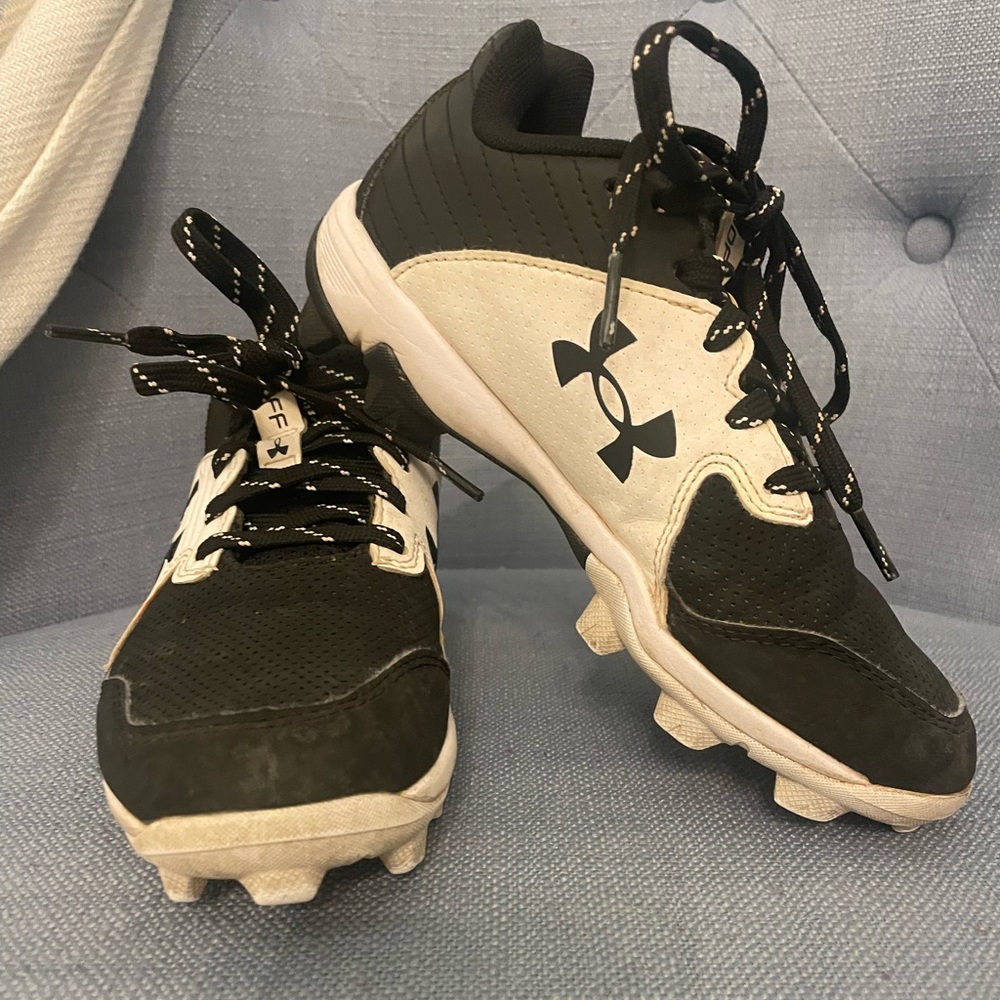 Under Armor baseball cleats. Excellent used condition.